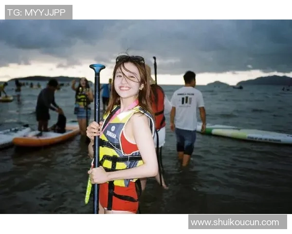 清新夏日畅游，泳装搭配引领潮流，展现自信与活力的完美选择